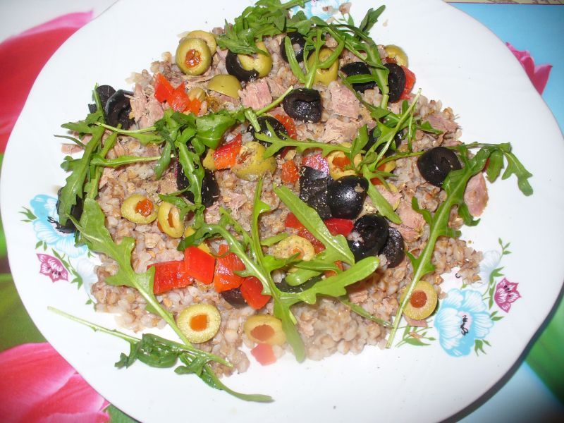 Kasza gryczana z tuńczykiem i rukolą