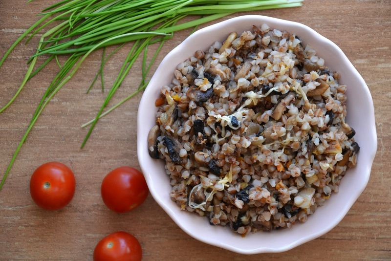 Kasza gryczana z warzywami i serem 