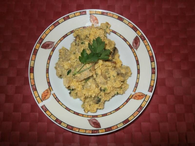 Kasza jaglana z białą kiełbasą i pieczarkami