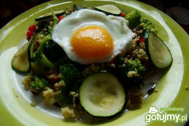 Kasza jaglana z brokułem i jajkiem 