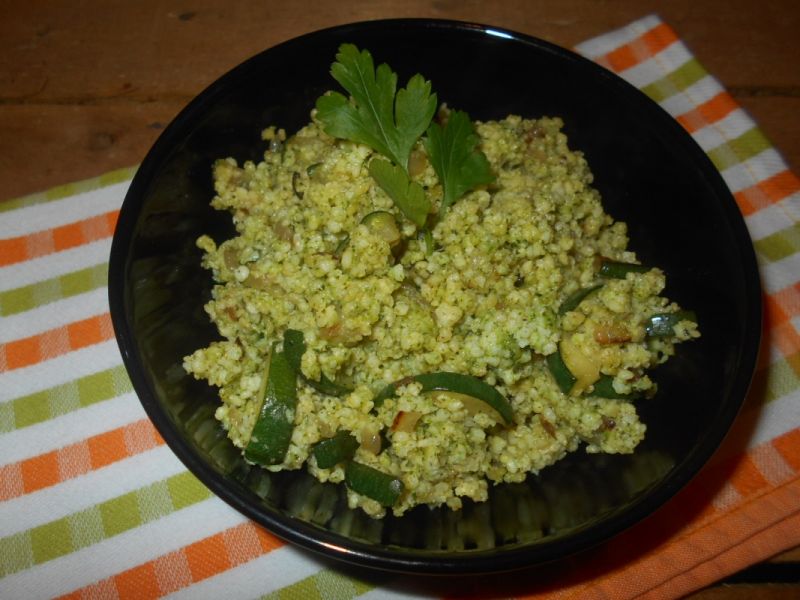 Kasza jaglana z cukinią i pastą bazyliową