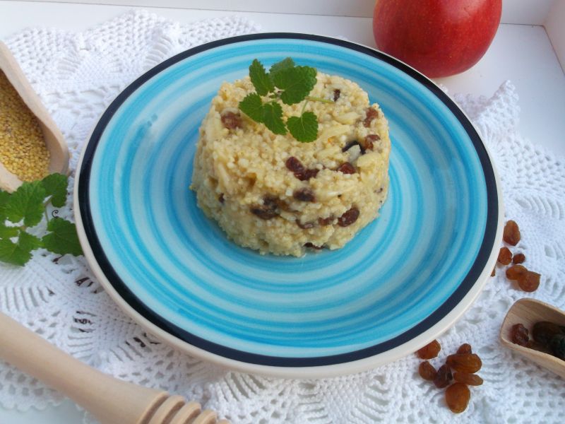 Kasza jaglana z jabłkiem i rodzynkami