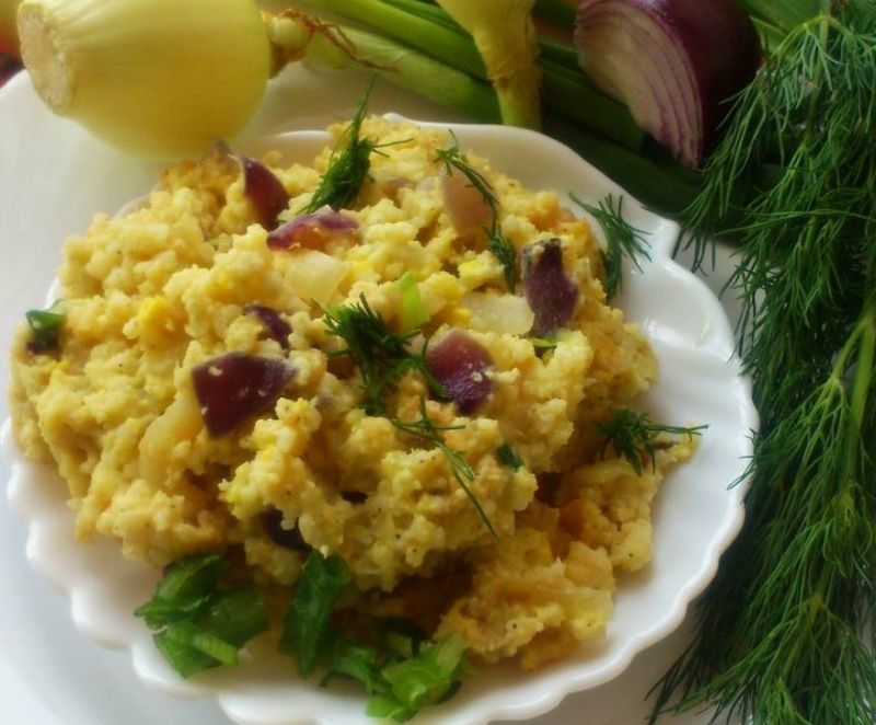 Kasza jaglana z jajkiem, cebulą i szczypiorkiem.