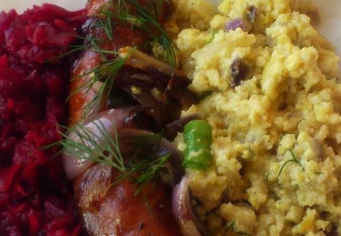 Kasza jaglana z jajkiem, cebulą i szczypiorkiem.