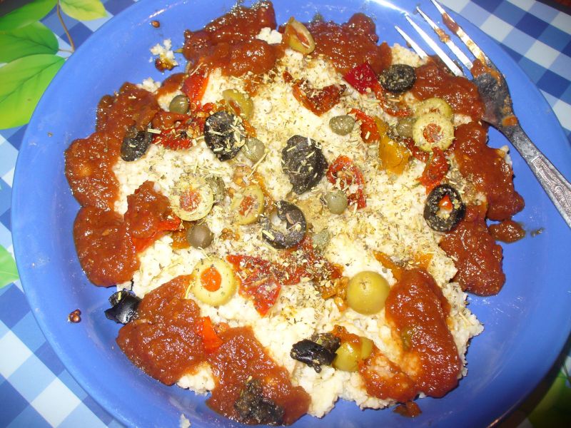 Kasza jaglana z oliwkami i pomidorkami suszonymi Kasza jaglana z oliwkami i pomidorkami suszonymi