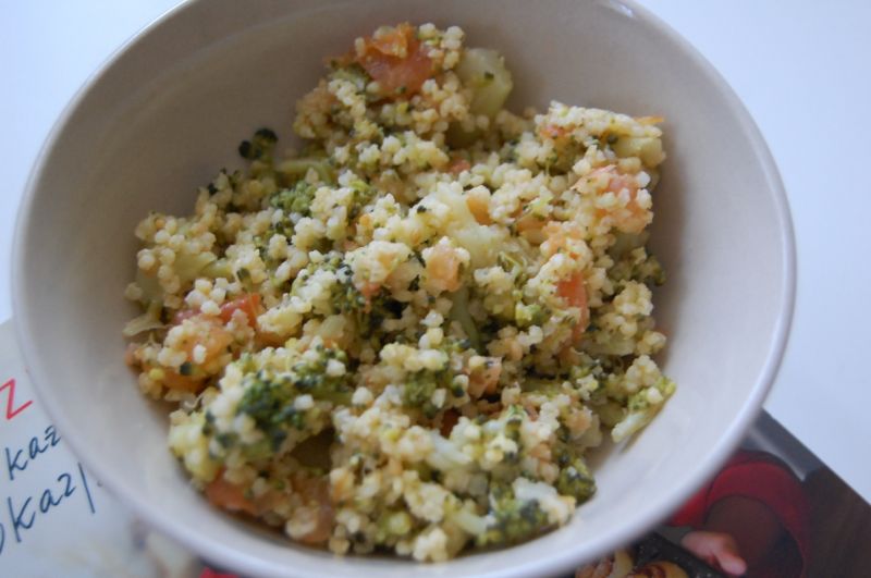 Kasza jaglana z pomidorami i brokułem 