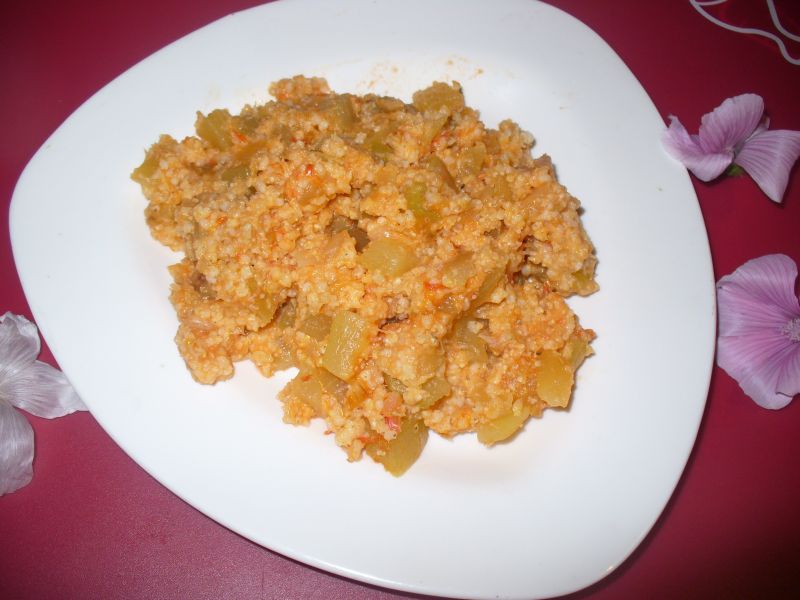 Kasza jaglana  z pomidorem i cukinią Kasza jaglana  z pomidorem i cukinią