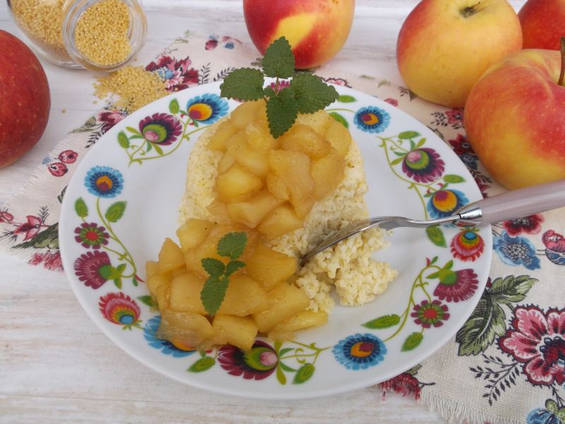 Kasza jaglana z prażonymi jabłkami