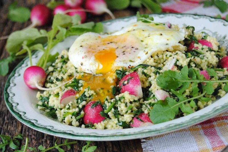 Kasza jaglana z rukolą i jajkiem sadzonym