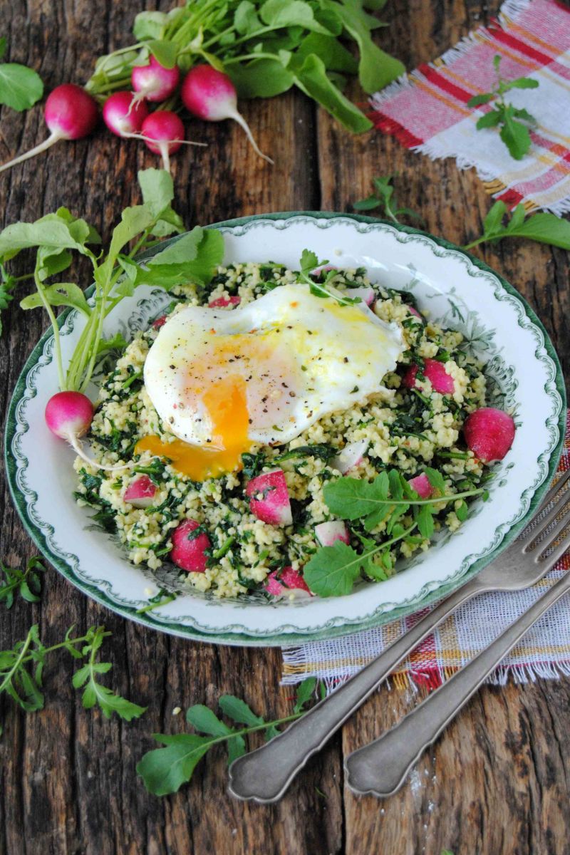 Kasza jaglana z rukolą i jajkiem sadzonym