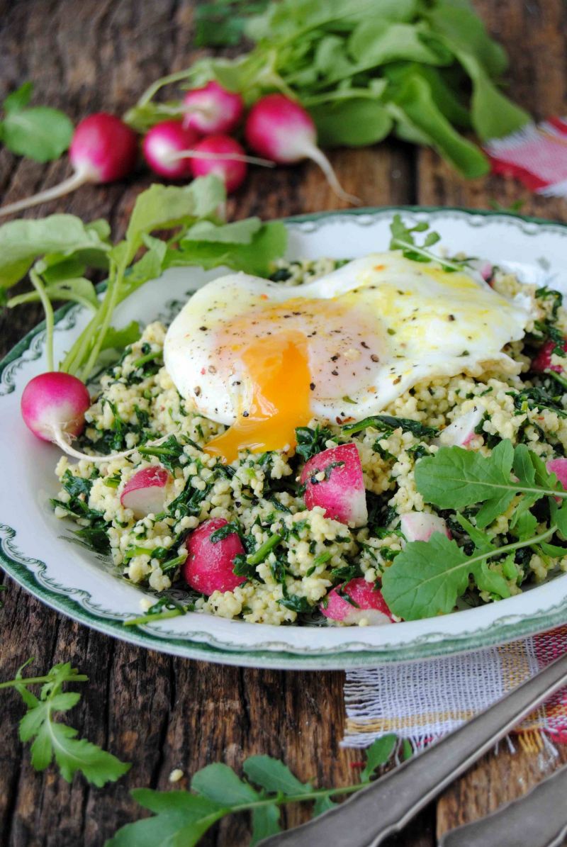 Kasza jaglana z rukolą i jajkiem sadzonym