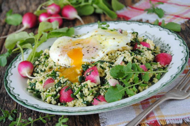 Kasza jaglana z rukolą i jajkiem sadzonym