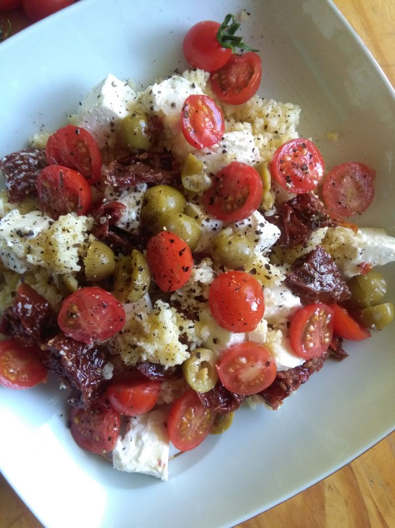 Kaszą jaglaną z serem feta, oliwkami i pomidorkami Kaszą jaglaną z serem feta, oliwkami i pomidorkami