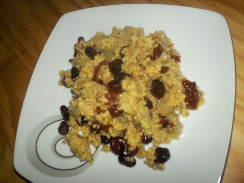 Kasza jaglana z suszonymi pomidorami i żurawiną