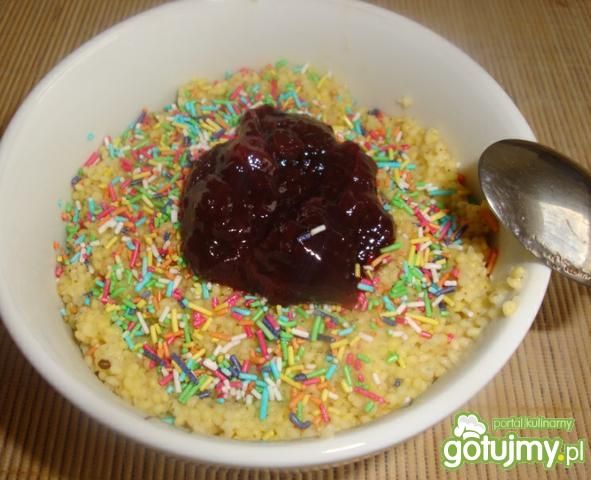 Kasza jaglana z truskawkami i amaretto