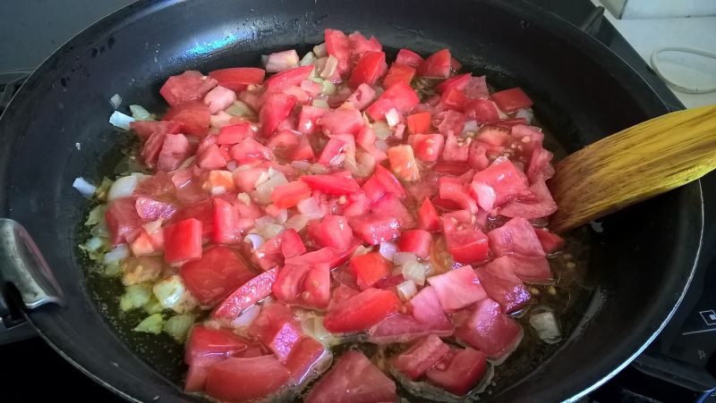 Kasza jaglana z tuńczykiem i pomidorami 