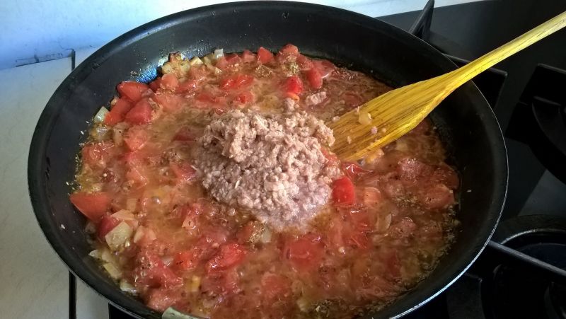 Kasza jaglana z tuńczykiem i pomidorami 