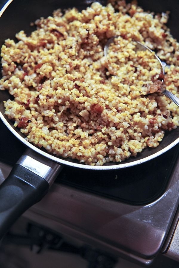 Kasza jęczmienna i jaglana ze skwarkami