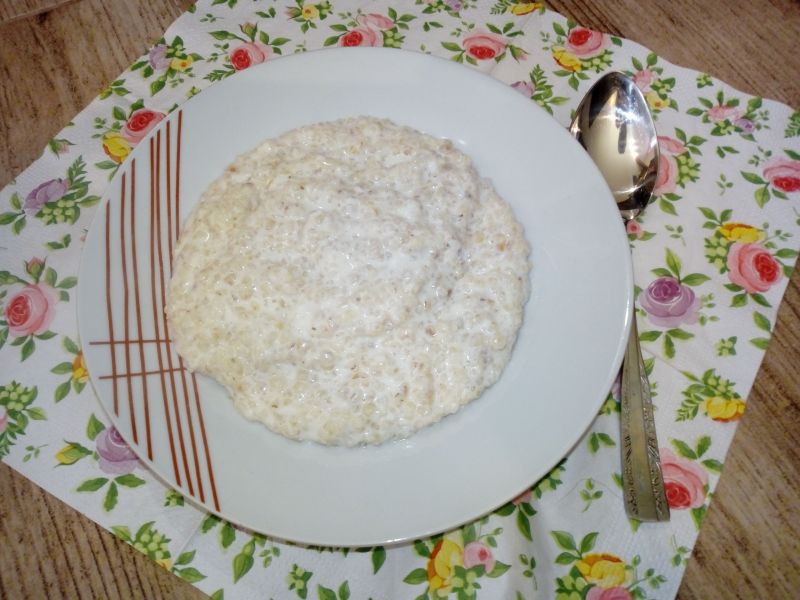 Kasza jęczmienna na mleku z wiórkami kokosowymi