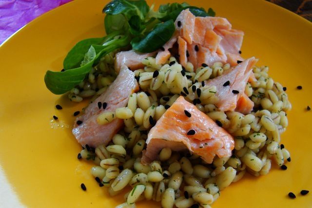 Kasza jęczmienna z łososiem  Kasza jęczmienna z łososiem