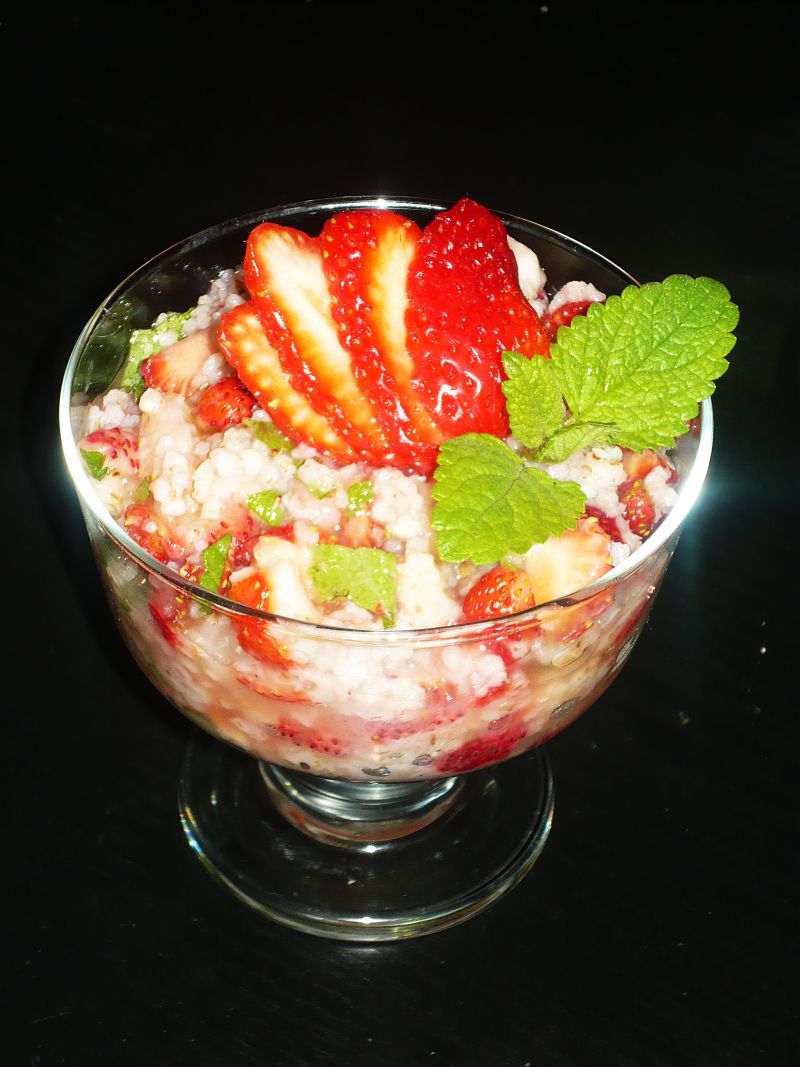 Kasza jęczmienna z truskawkami i miodem