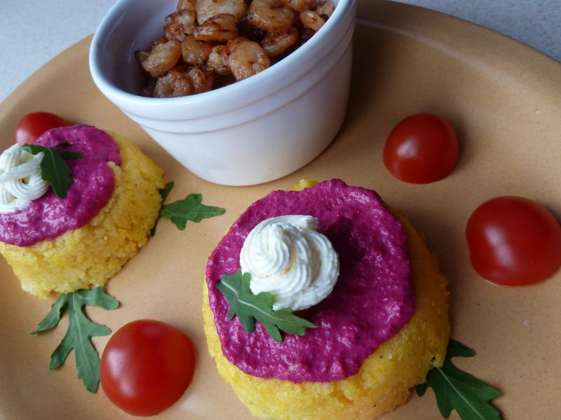 Kasza kukurydziana z buraczkowym musem i krewetką 