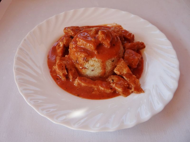 Kasza kuskus z kotletami sojowymi Kasza kuskus z kotletami sojowymi