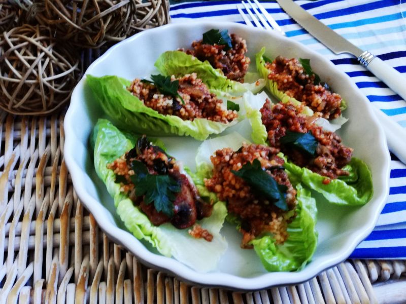 Kasza kuskus z mięsem na sałacie