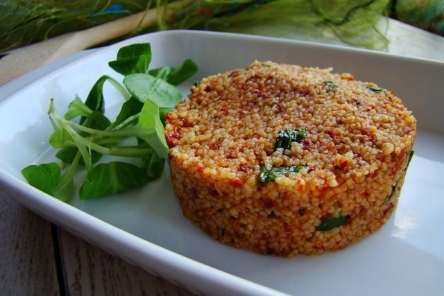 Kasza kuskus z pesto pomidorowym i grana padano  Kasza kuskus z pesto pomidorowym i grana padano