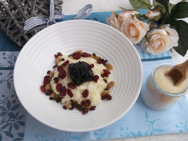 Kasza manna z dżemem i bakaliami na śniadanie Kasza manna z dżemem i bakaliami na śniadanie