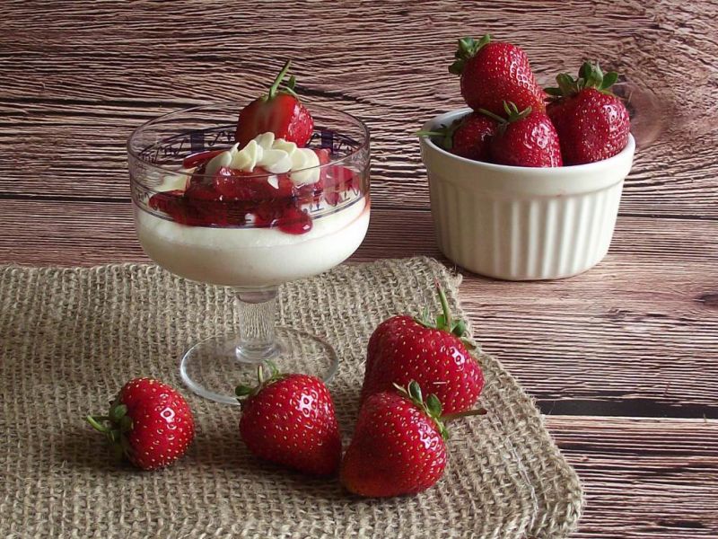 Kasza manna z pieczonymi truskawkami i migdałami