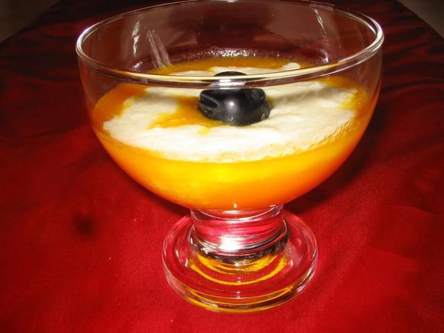 Kasza manna z sosem mandarynkowym