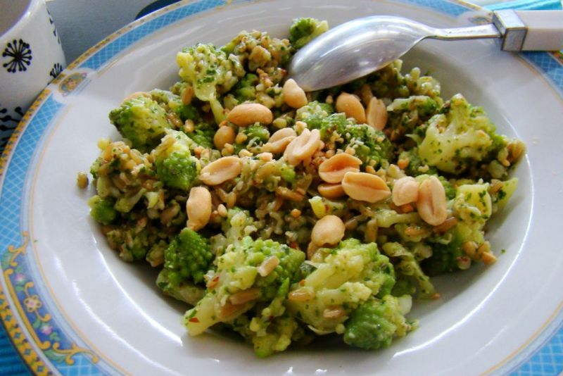 Kasza owsiana z kalafiorem romanesco i orzeszkami Kasza owsiana z kalafiorem romanesco i orzeszkami