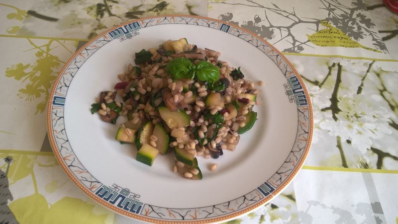 Kasza pęczak z cukinią, pieczarkami i botwinką Kasza pęczak z cukinią, pieczarkami i botwinką