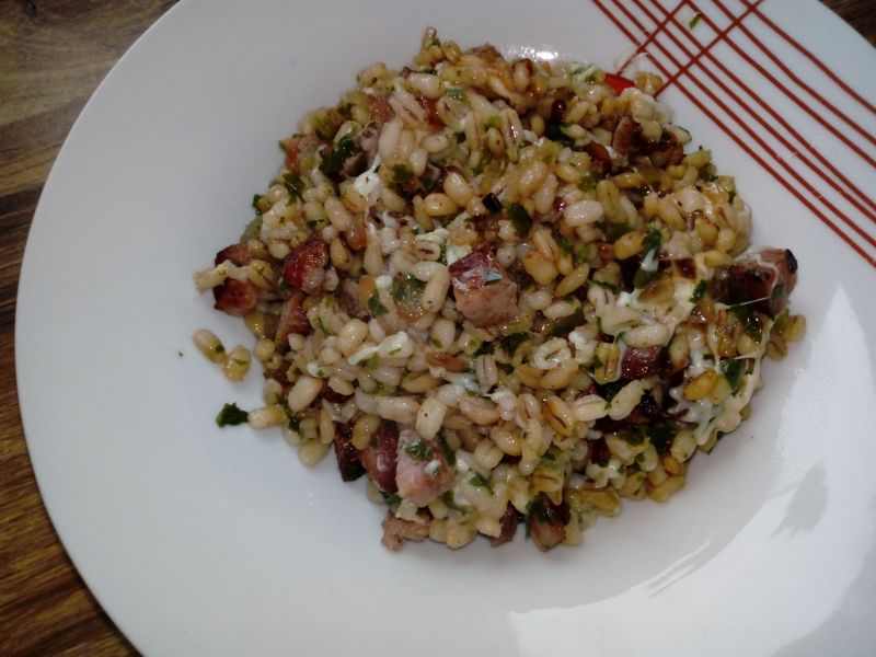 Kasza pęczak z kiełbasą i żółtym serem Kasza pęczak z kiełbasą i żółtym serem