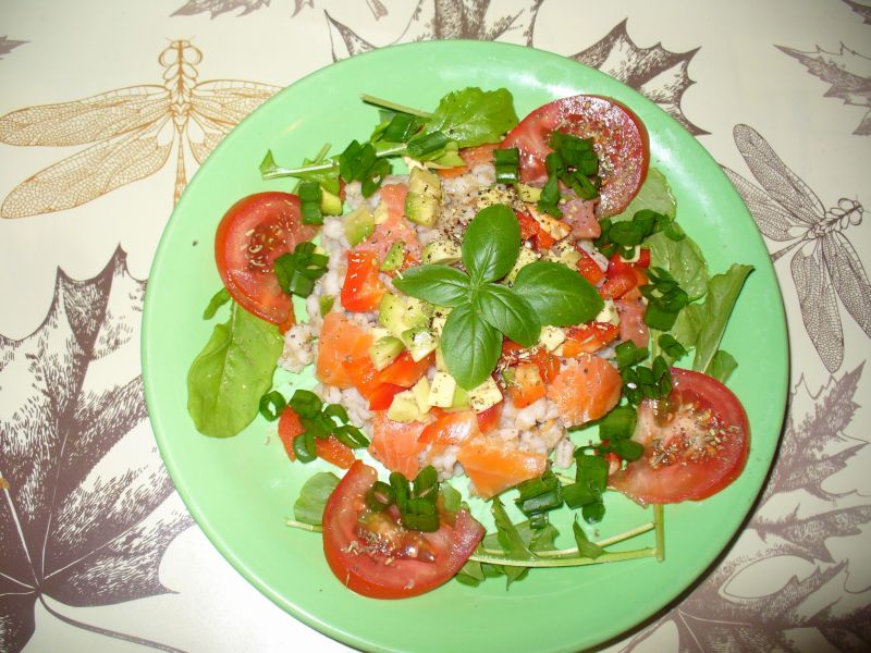 Kasza pęczak z papryką czerowną,łososiem i awokado