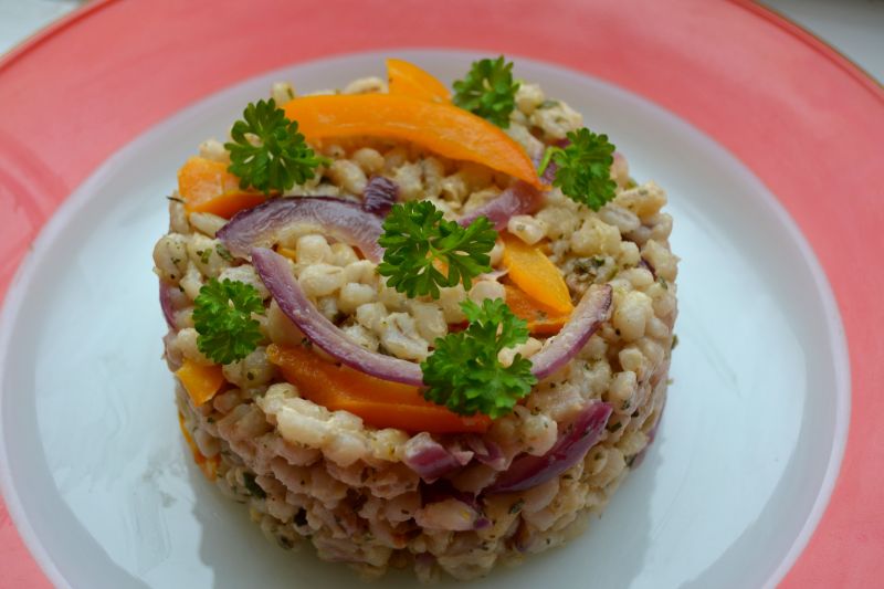 Kasza pęczak z serem feta oraz papryką i cebulą