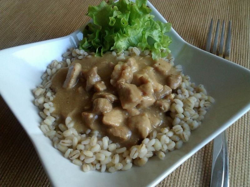 Kasza pęczak z wieprzowym gulaszem 