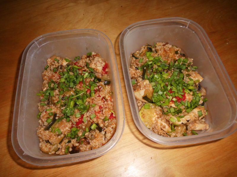 Kasza z cukinią, kurczakiem i pomidorkami