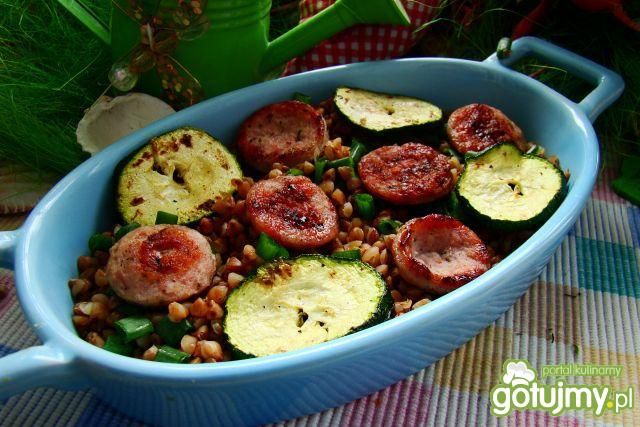 Kasza z grillowana kiełbasą i cukinią  Kasza z grillowana kiełbasą i cukinią