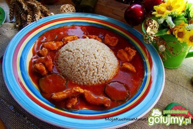 Kasza z gulaszem mięsno-cukiniowym