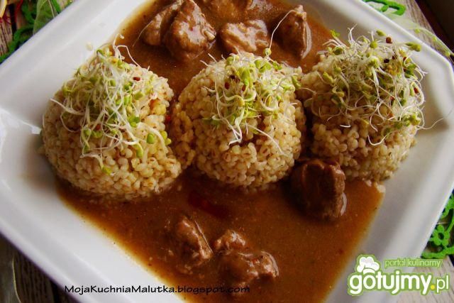 Kasza z  gulaszem ze schabu 