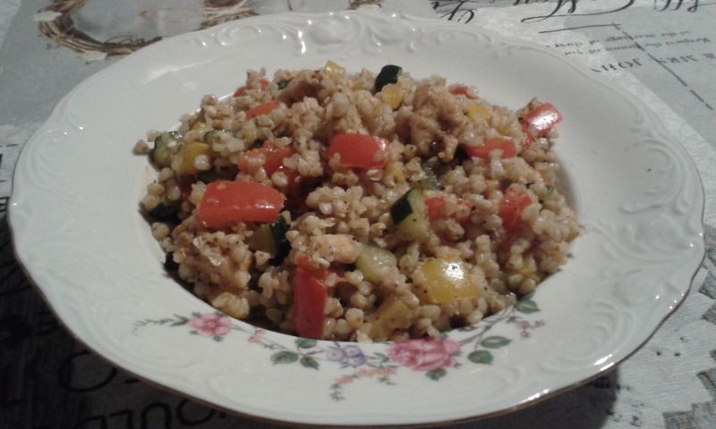 Kasza z kurczakiem i warzywami z patelni