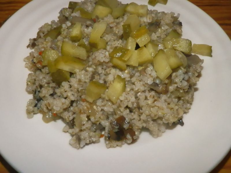 Kasza z pieczarkami, cebulką i korniszonem