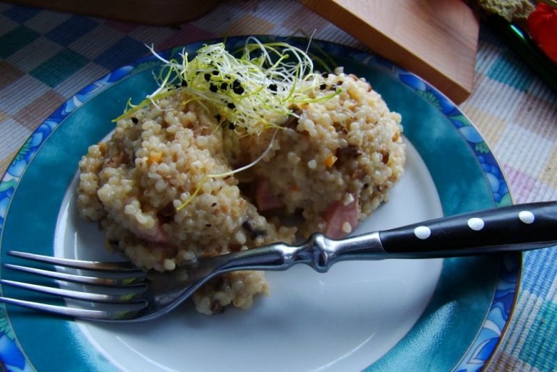 Kasza z pieczarkami i kiełbaską  Kasza z pieczarkami i kiełbaską