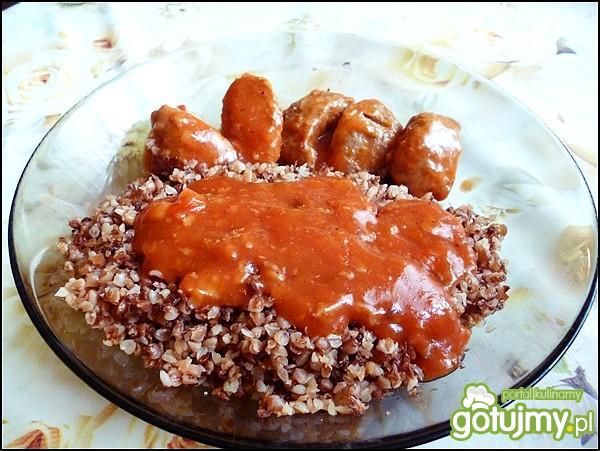 Kasza z pulpetami w sosie pomidorowym