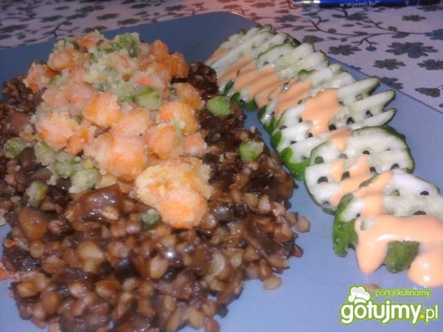 Kasza z sosem sojowo-grzybowym i warzywa