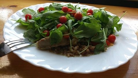 Kasza z sosem z ruccolą i pomidorkami