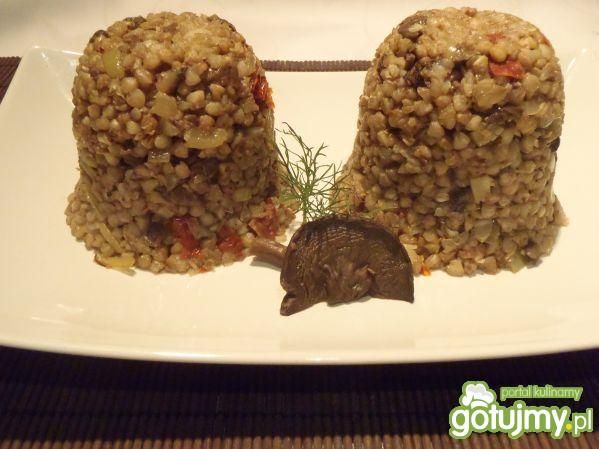 Kasza z suszonymi grzybami i pomidorami