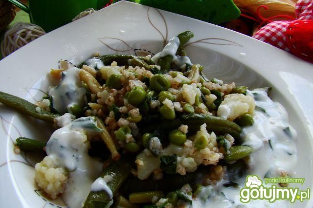 Kasza z warzywami z sosem czosnkowym 